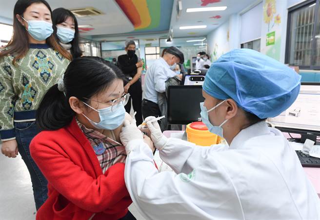 大陆疾病预防控制中心主任高福最近表示，一旦疫苗接种率达到85%，「为什么不开放呢？」证实大陆可能会改变严格的清零政策。（图／新华社）