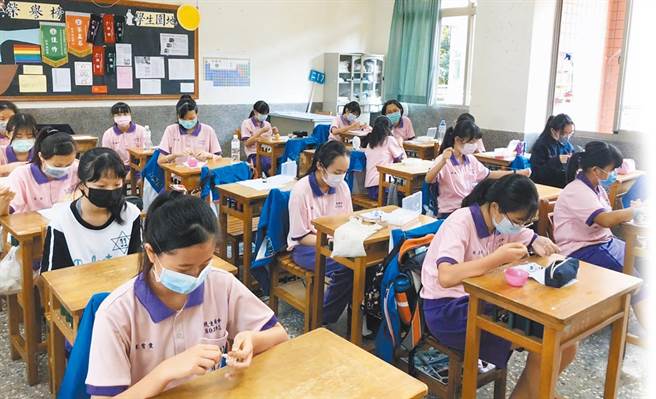 指挥中心再度松绑防疫政策，老师上课保持社交距离可免戴口罩，但台下学生仍必须配戴。(图／资料照、廖素慧摄)