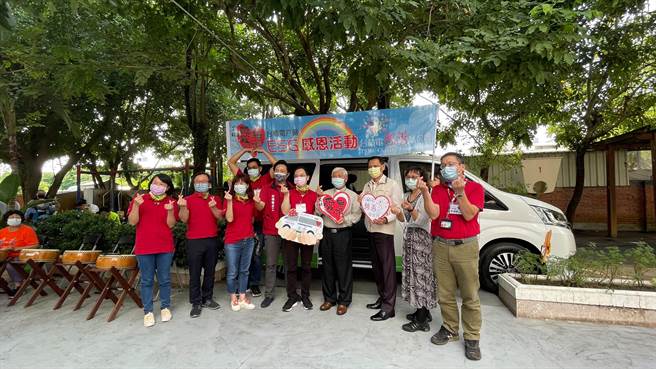 台积电基金会捐赠交通车给德兰启智中心。(德兰启智中心提供／刘秀芬台南传真)