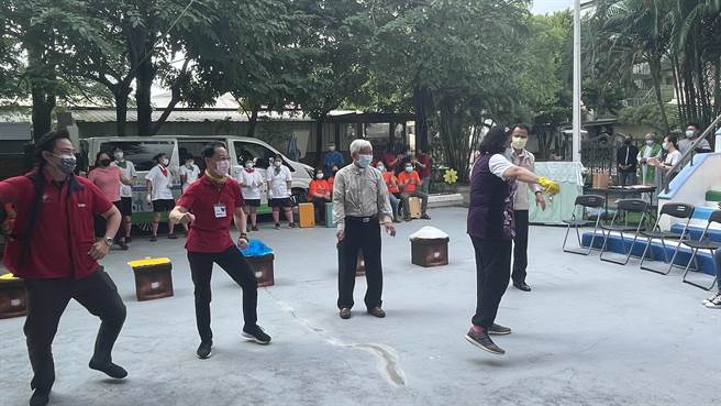 台积电员工(红衣)与中心的青年一起跳海带舞。(德兰启智中心提供／刘秀芬台南传真)