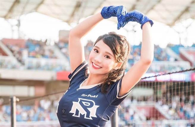 女星琳妲是知名网红团体「反骨男孩」第一代女神，目前也是中华职棒乐天桃猿啦啦队「Rakuten Girls」一员。(图/ 摘自琳妲IG)