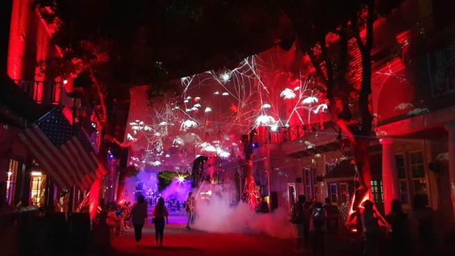 六福村主题游乐园为万圣节檔期打造充满诡谲气氛的墓碑镇活动。（六福村提供）