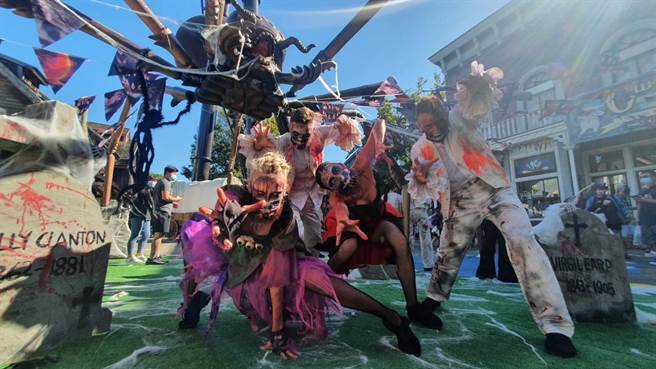 六福村安排专业舞者变身丧尸精彩演出，与游客近距离互动。（六福村提供）