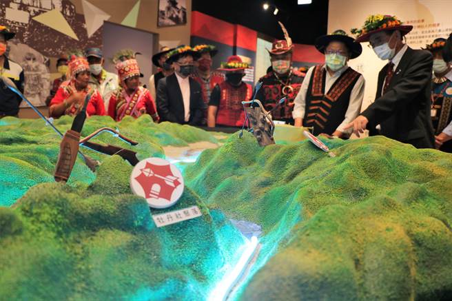 屏县府与牡丹乡公所29日在牡丹水库举办「牡丹社事件故事馆」与「落山风风景特定区概念馆」联合开展，馆内採用最先进AR科技，带领游客恍如置身歷史现场。（谢佳潾摄）