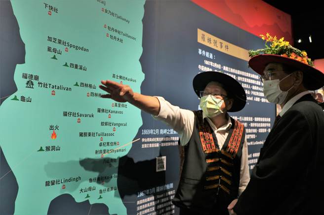 屏县府与牡丹乡公所29日在牡丹水库举办「牡丹社事件故事馆」与「落山风风景特定区概念馆」联合开展，馆内採用最先进AR科技，带领游客恍如置身歷史现场。（谢佳潾摄）