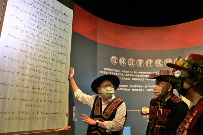 屏县府与牡丹乡公所29日在牡丹水库举办「牡丹社事件故事馆」与「落山风风景特定区概念馆」联合开展，馆内採用最先进AR科技，带领游客恍如置身歷史现场。（谢佳潾摄）