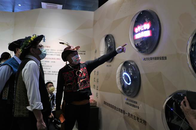 屏县府与牡丹乡公所29日在牡丹水库举办「牡丹社事件故事馆」与「落山风风景特定区概念馆」联合开展，馆内採用最先进AR科技，带领游客恍如置身歷史现场。（谢佳潾摄）