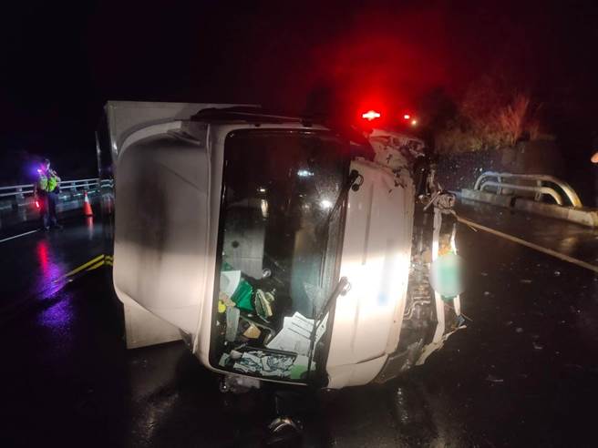 台東台9線29日下午1輛貨車翻覆。（大武警察分局提供／蔡旻妤台東傳真）