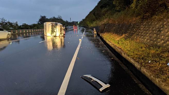 台東台9線29日下午1輛貨車翻覆。（大武警察分局提供／蔡旻妤台東傳真）