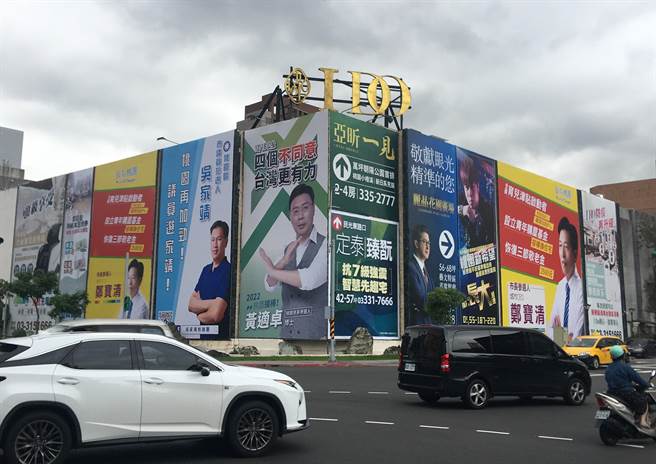民進黨首場公投說明會在桃園市桃園區三民運動公園舉辦，桃園市長擬參選人黃適卓搶在說明會前，於桃園市桃園區大興西路、經國路口汽車旅館懸掛「四個不同意，台灣更有力」看板。（賴佑維攝）