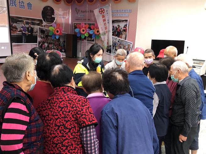 桃园市八德警分局广兴派出所近日利用机会，至辖内广兴里活动中心进行诈骗宣导。（桃园市八德警分局提供／陈梦茹桃园传真）