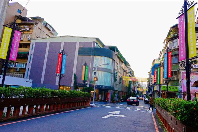 文昌街卖家具竟不合法，北市府拟辅导纳管解套。（摘自台北旅游网）