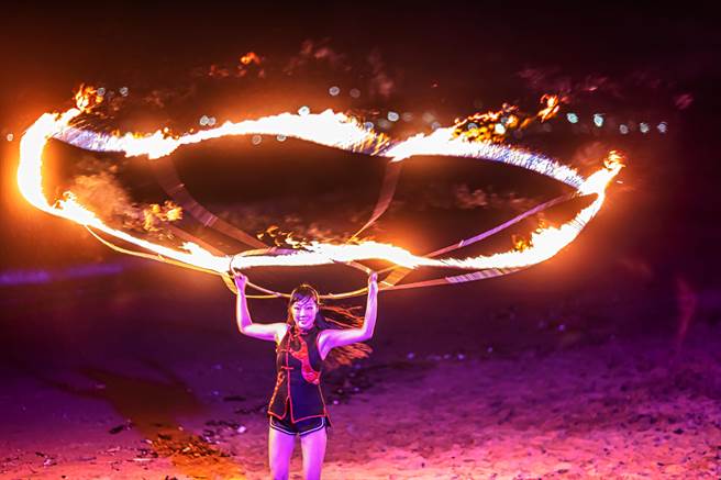 展览开幕式当天在中角湾震撼人心的「Coming True即将成真火舞团」，也将于11月6日、13日增加场次。（朱铭美术馆提供）