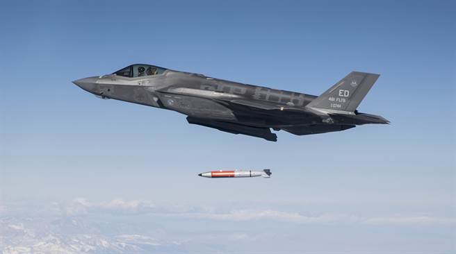 美國空軍最近完成F-35A隱形戰機一系列飛行測試，包括在內華達州的托洛帕試驗場首次投放了測試型B61-12核航，型核彈可以根據需要在300噸到5萬噸之間調整爆炸當量。（圖／美國國防部）