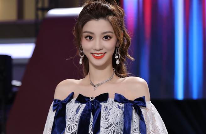 大陆美女主持费费无端卷入富商包养疑云。(取自费费微博)