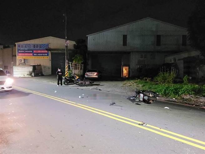 車禍現場一片狼籍，地面血跡斑斑。（翻攝照片／戴上容新北傳真）