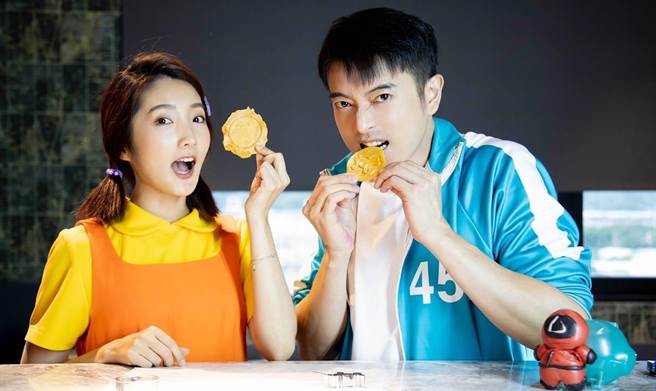 田家达(右)和师妹许瀞菱挑战做椪糖。(亚乐传播提供)