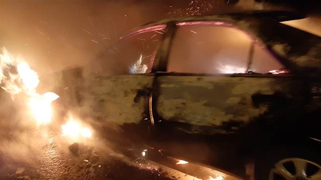 高雄市左營區南下國道1號往左營接國10闸道上，今日晚間9時7分發生一起火燒車事故，一輛轎車疑似機械故障突然起火，整輛車瞬間陷入火海、燒成一團火球。(民眾提供／林雅惠傳真)