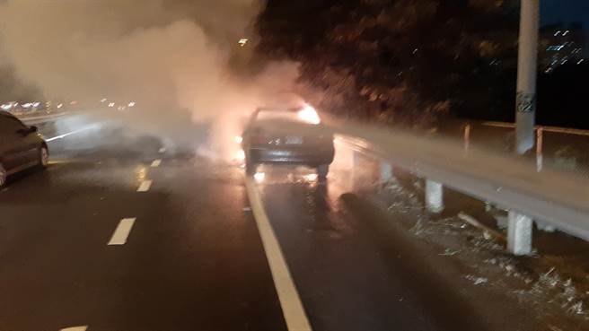 高雄市左營區南下國道1號往左營接國10闸道上，今日晚間9時7分發生一起火燒車事故，一輛轎車疑似機械故障突然起火，整輛車瞬間陷入火海、燒成一團火球。(民眾提供／林雅惠傳真)