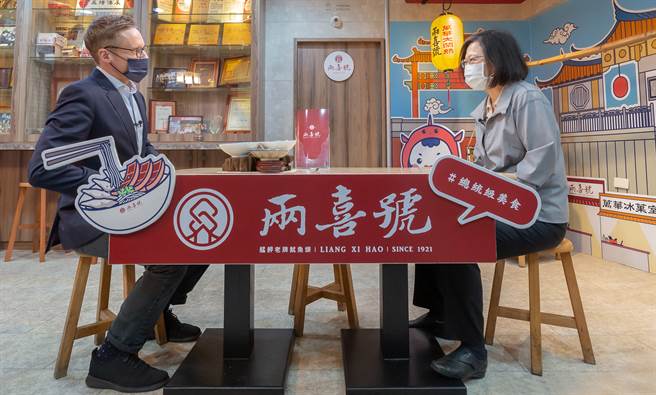 蔡英文总统与CNN记者走访万华商圈-两喜号小吃店。（总统府提供）