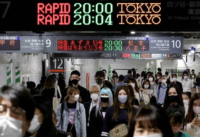 日本和歌山县追踪调查5000多名确诊者发现，无症状患者中有1/4会演变为肺炎。（图／路透）