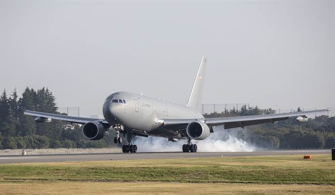 空自订购的首架KC-46A已于29日飞抵美保基地。图为美军KC-46A于日本横田基地降落。（图／DVIDS）