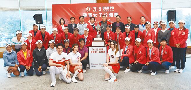 声宝总裁陈盛沺（后排左五）力挺台湾体育，10月举行的「声宝女子公开赛暨秀菊杯长春邀请赛」，提供奖金鼓励培育年轻选手。图／林宜蓁