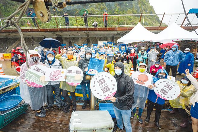 基隆市政府日前在八斗子長潭里漁港舉辦「潮嚮×山海基隆－八斗子市集」。圖／基隆市政府提供