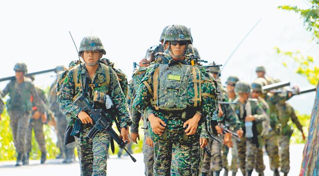 蔡英文总统接受「美国有线电视新闻网」（CNN）专访，证实美军人员在台湾，国防部则称是台美军事交流与训练的一环。图为国军联翔操演，陆海空三军同步执行防空作战演练。（本报资料照片）