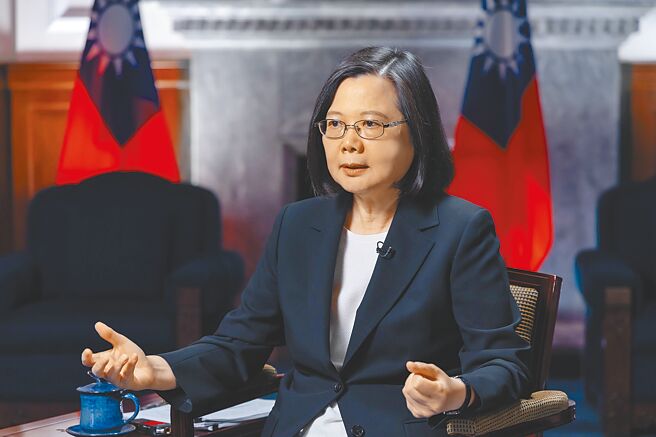 蔡英文总统（见图）接受「美国有线电视新闻网」（CNN）专访，证实美军人员在台湾，国防部则称是台美军事交流与训练的一环。（总统府提供）
