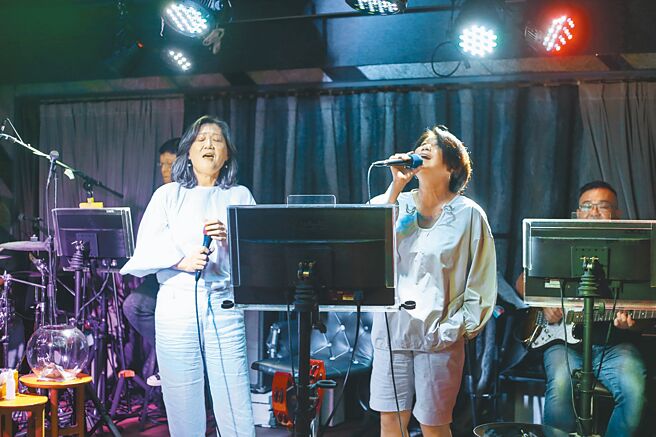 国内疫情趋稳，11月2日起防疫措施将再松绑，包括KTV唱歌（见图）不用戴口罩；看电影、搭乘台铁和高铁也可以饮食。（邓博仁摄）