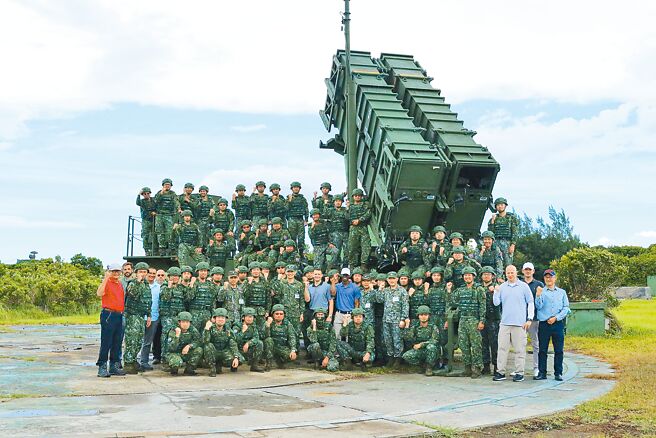 國防部長邱國正28日表示，台美一直有軍事合作。圖為AIT人員參與2020年漢光實彈演習。（摘自美國在台協會AIT臉書粉絲專頁）