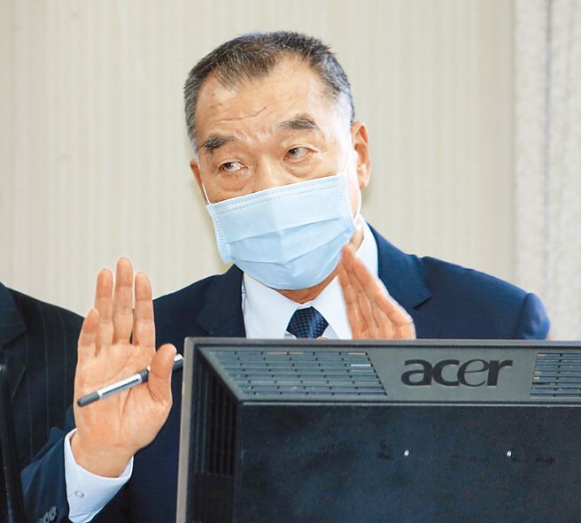 对于立委温玉霞询问华尔街日报报导部分专家忧心台湾战备不足，并称台湾军人都在打扫、割草是否属实？国防部长邱国正表示他绝不认同此内容，部队勤务工作，站卫兵、打扫是必然，「居家也要整理」，他对国军有信心。（姚志平摄）