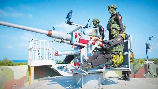 国民党发言人凌涛认为，国民党向来支持国防建军的重要，也深知国防不能倚赖他人，要自立自强。图为驻守东沙岛的海巡署官兵，进行例行战备整备训练。（摘自海巡署东南沙分署）