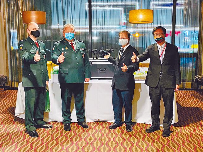 國發會主委龔明鑫（右二）率領的中東歐三國經貿投資考察團，27日代表政府捐贈立陶宛10架國產警用無人機。（外交部提供）