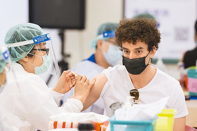 中央流行疫情指挥中心加开5个BNT接种点，台北荣民医院负责的中正纪念堂接种站28日为第12轮第二阶段首日，接种年龄开放至23岁以上，施打现场多了许多年轻面孔，而当日预计接种3996人。（杜宜谙摄）