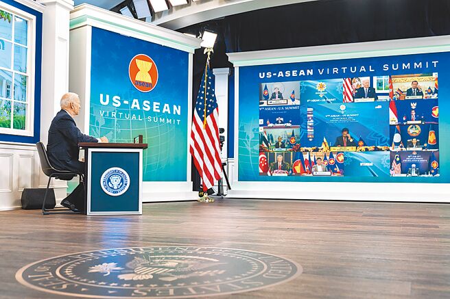 美國總統拜登26、27日以視訊方式先後參加美國-東協峰會以及東亞峰會，圖為拜登在美國-東協峰會上與東協成員國領袖進行視訊會談。（摘自美國總統拜登臉書）