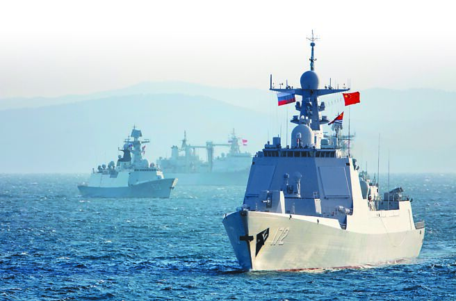 中俄於10月14日至23日舉行「海上聯合-2021」軍事演習，兩國海軍編隊環繞巡航日本，引起日本、美國關注。中國國防部強調，此次行動是中俄兩軍年度合作計畫內的專案，不針對第三方。圖為演習期間，中國海軍參演艦艇駛向演練海域俄羅斯「彼得大帝灣」。（新華社）