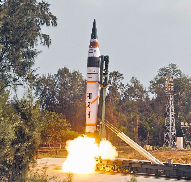 印度27日晚間宣布成功試射可攜帶核彈頭的「烈火-5」（Agni-V）地對地洲際彈道飛彈，飛彈射程達5000公里，可覆蓋中國大部分重要城市。（摘自國防研究及發展組織DRDO）