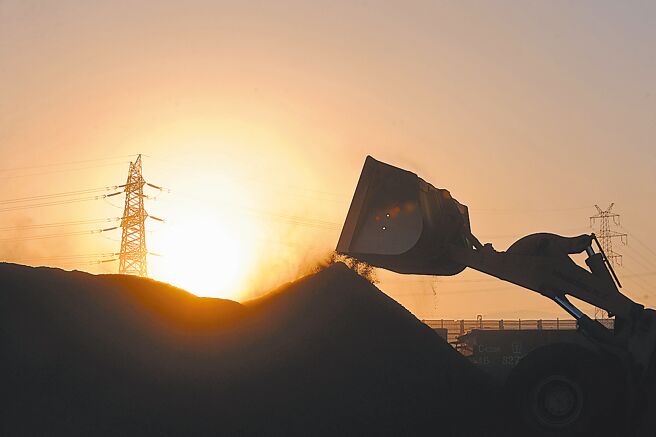 大陸截至27日晚間11點收盤，動力煤期貨主力合約已自10月19日的最高價1982元╱噸，跌至1033.8元╱噸，跌幅高達48％，幾近腰斬。圖為山西太原北站的一個煤炭裝車點，鏟車在進行裝煤作業。（新華社）