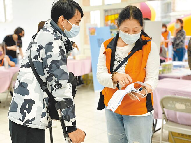 身心障碍者就业机会难寻，新北市劳工局昨日公布辖内未足额进用身心障碍者企业名单，截至8月为止辖内有226家企业未达标。（新北市劳工局提供／蔡雯如新北传真）