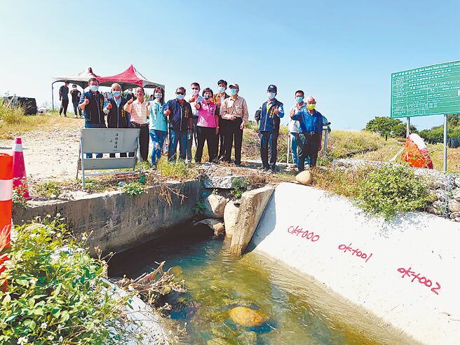 后里区牛稠坑沟引水路第一期工程将完工，立委杨琼璎将继续争取第二期改善。（陈淑娥摄）
