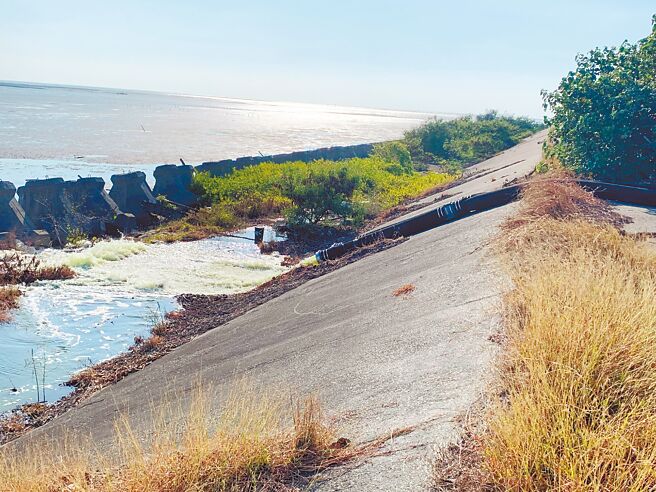 嘉义县鳌鼓溼地近几年水位过高，自16日起24小时不断抽水，到26日水位已下降15公分。（嘉义林区管理处提供／吕妍庭嘉义传真）