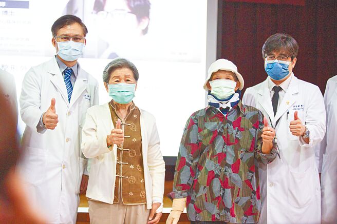 乳癌术后存活者每五个病患就一位有淋巴水肿的困扰，高医「奈米超显微淋巴管静脉吻合手术」帮助70岁郭妇（右二）、81岁庄妇（左二）摆脱困扰，找回生活品质。（袁庭尧摄）