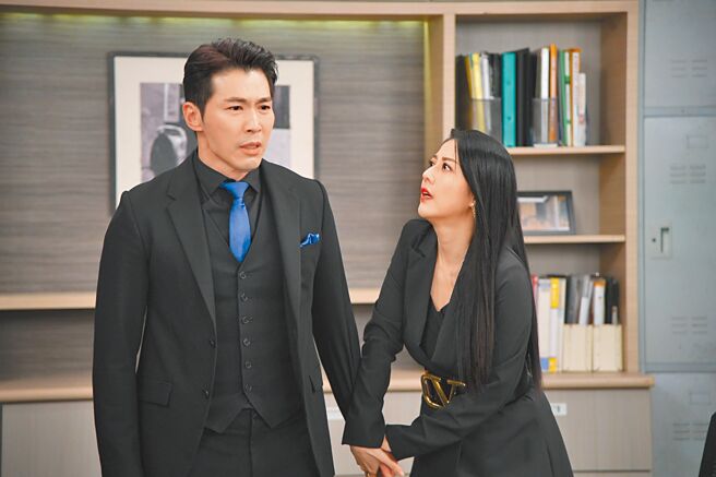 黃少祺（左）與韓瑜戲中哭功較勁。（三立提供）