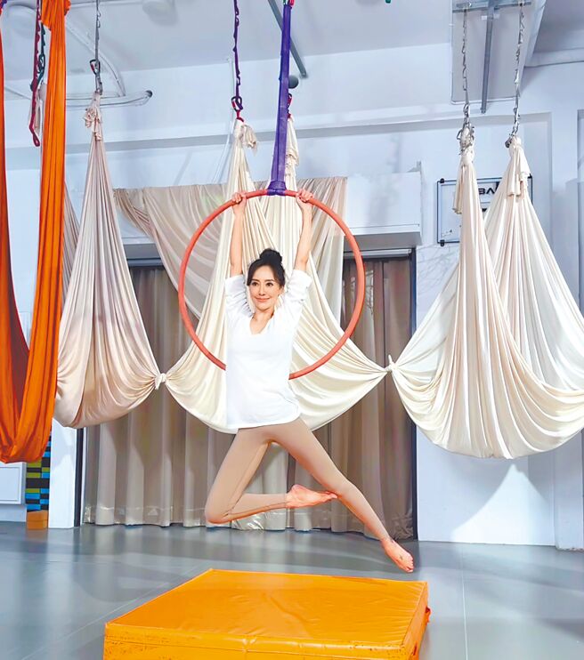 关颖藉空中瑜伽维持窈窕体态。（宽鱼国际提供）