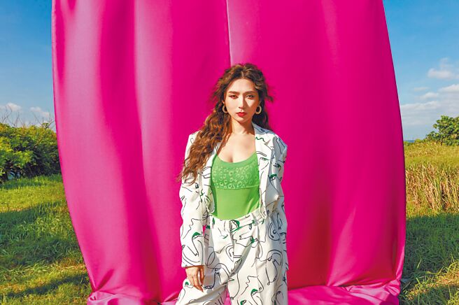 黄玮昕新歌MV的画面色彩对比明显。（新禧未来音乐提供）