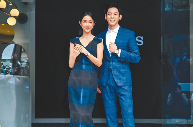 林柏宏（右）与邵雨薇萤幕下首度CP合体，佩戴浪琴表巨擘月相男女对表，更加速配。（陈俊吉摄）