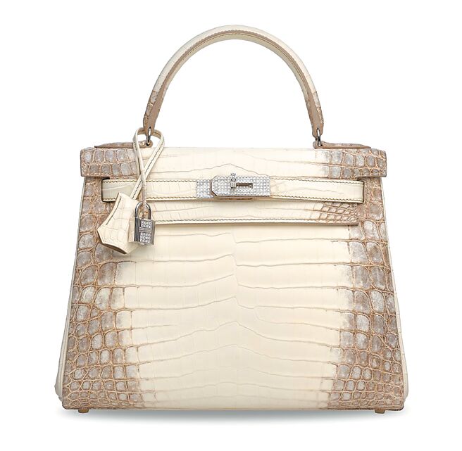 爱马仕白色喜马拉雅尼罗鱷鱼皮包仍是独领风骚，图为28公分镶钻凯莉包，起拍价180万港币。（Christie’s提供）