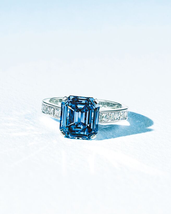 3.32克拉艳彩蓝色IF钻石戒指，起拍价3200万港币。（Christie’s提供）